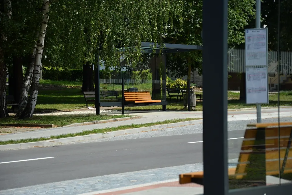 streetpark-bus-stop-shelter-FRAMEO-ZPF302-01.webp