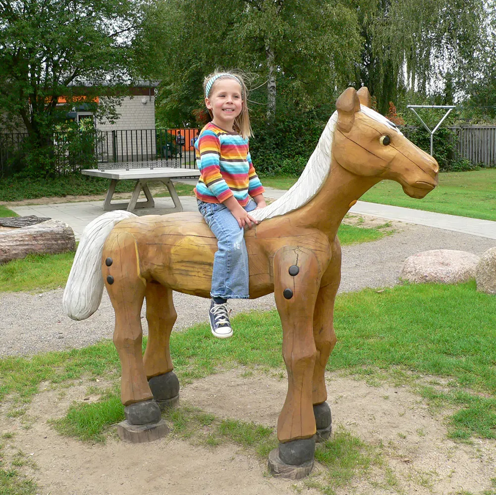 SIK-Holz_7_53_2_Spielskulptur_Pferd_03.webp