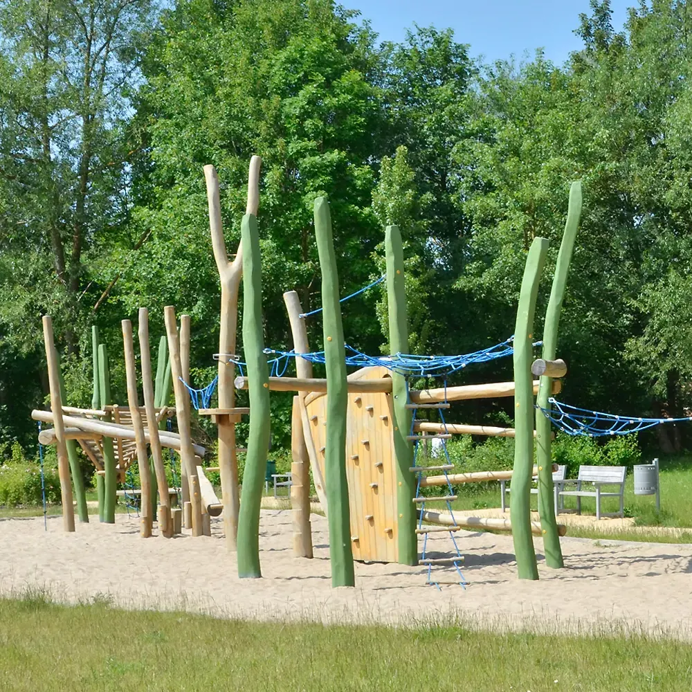 SIK-Holz_2_12_2_Kletter-Balancier-Anlage_Wiese_01.webp