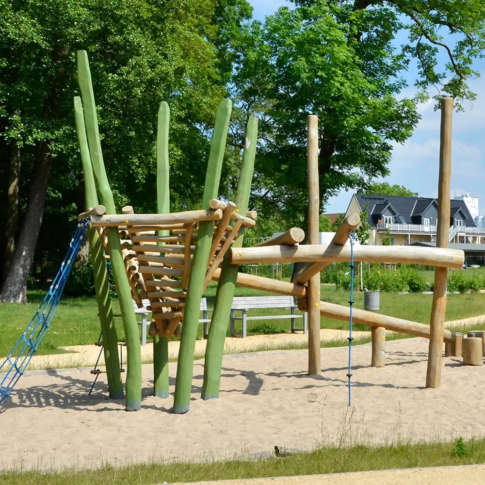 SIK-Holz_2_12_2_Kletter-Balancier-Anlage_Wiese_02.webp