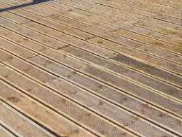 Pavimentazione Decking sopraelevata Scuola Carrara