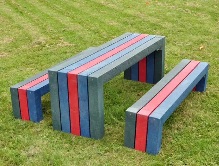 Tavolo multicolor con panchine in plastica riciclata