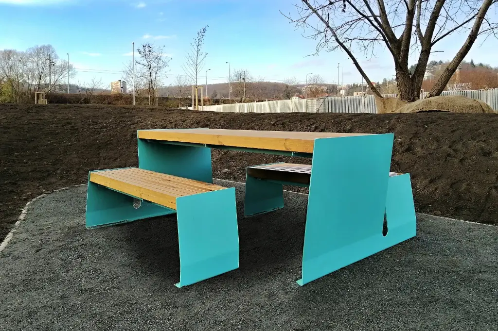 Picnic VEGA 3000 mm / acciaio zincato + verniciato a polvere/ 1  posto per sedia a rotelle