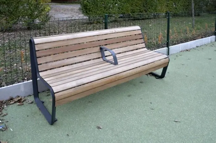 Panchina BOROLA 1x bracciolo centrale 1800mm / lega di alluminio / legno (assi in legno esotico certificato)