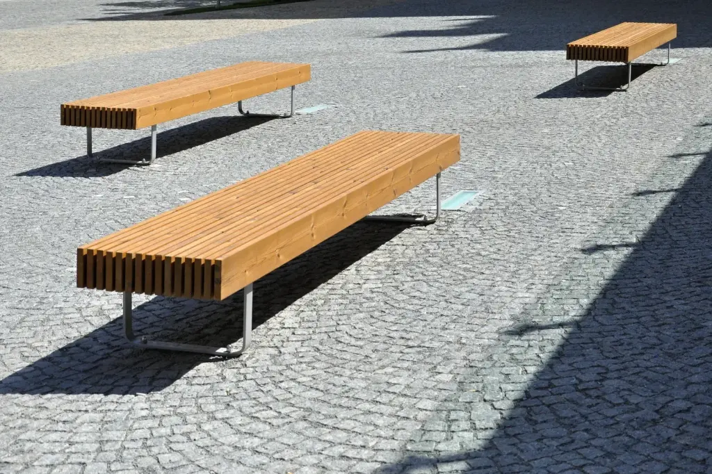 Seduta BORDO LB02 senza schienale- 3000mm / acciaio zincato + verniciato a polvere / legno di pino ThermoWood 