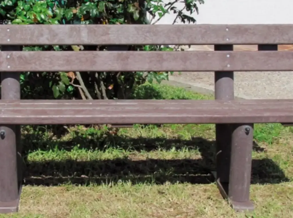 Panchina con gambe e doghe in plastica riciclata senza braccioli 