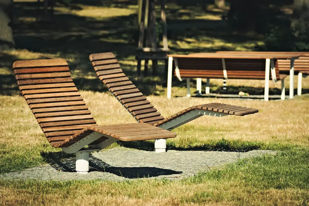 [LVL6b-60t] Chaise Lounge VELA ruotabile 600mm / acciaio zincato + verniciato a polvere (assi in legno esotico certificato)