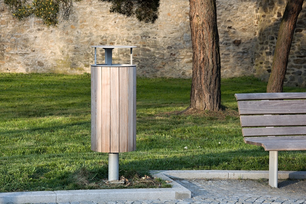 [KBA08b-t] Cestino per rifiuti BAS con tetto / acciaio zincato + verniciatura a polvere (Legno esotico certificato)