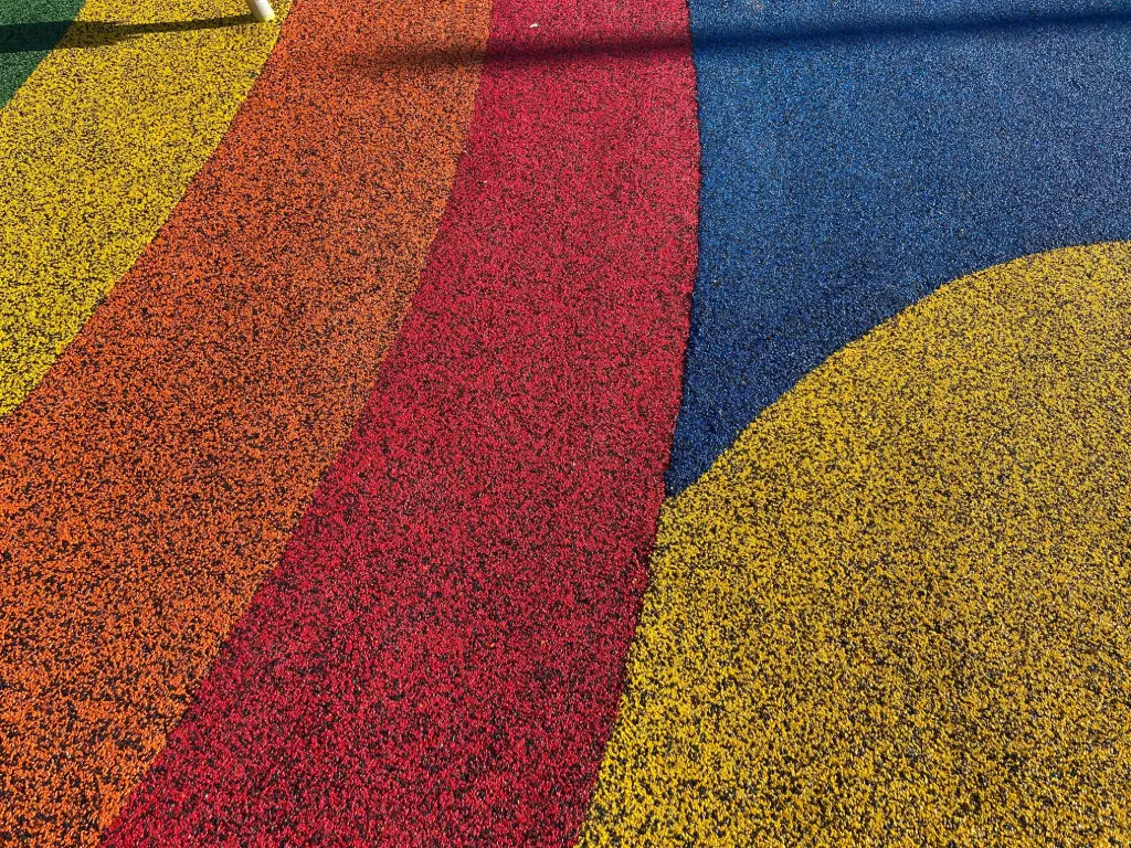 Fornitura e posa di pavimentazione Ecosoft melange in gomma colata compreso scavo e platea in cls (Verde Brillante RAL 6017, Spessore  13/15mm SBR 34% EPDM 66% HIC 60)