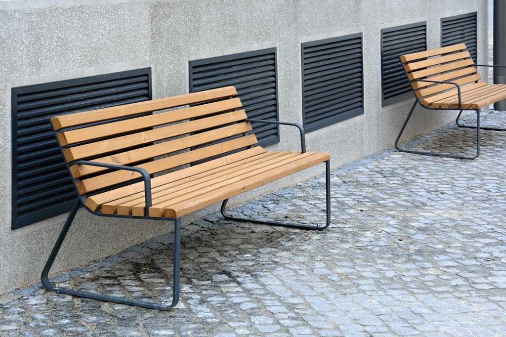 Panchina Inoa con braccioli- legno pino termotrattato