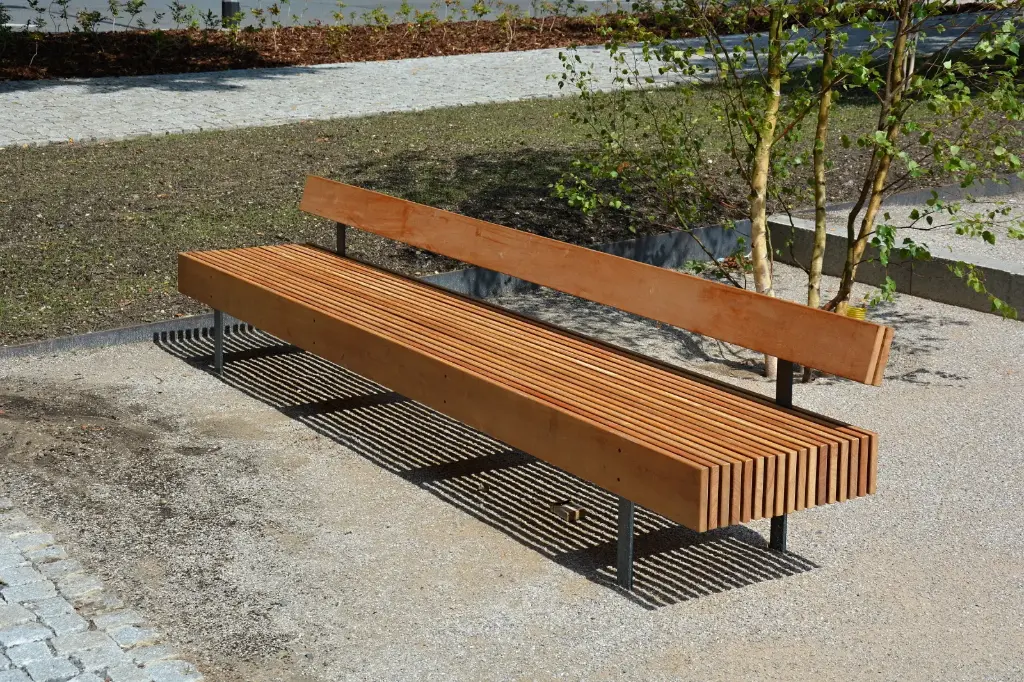 Panchina BORDO con schienale 2900mm / acciaio zincato + verniciato a polvere (assi in legno esotico certificato)