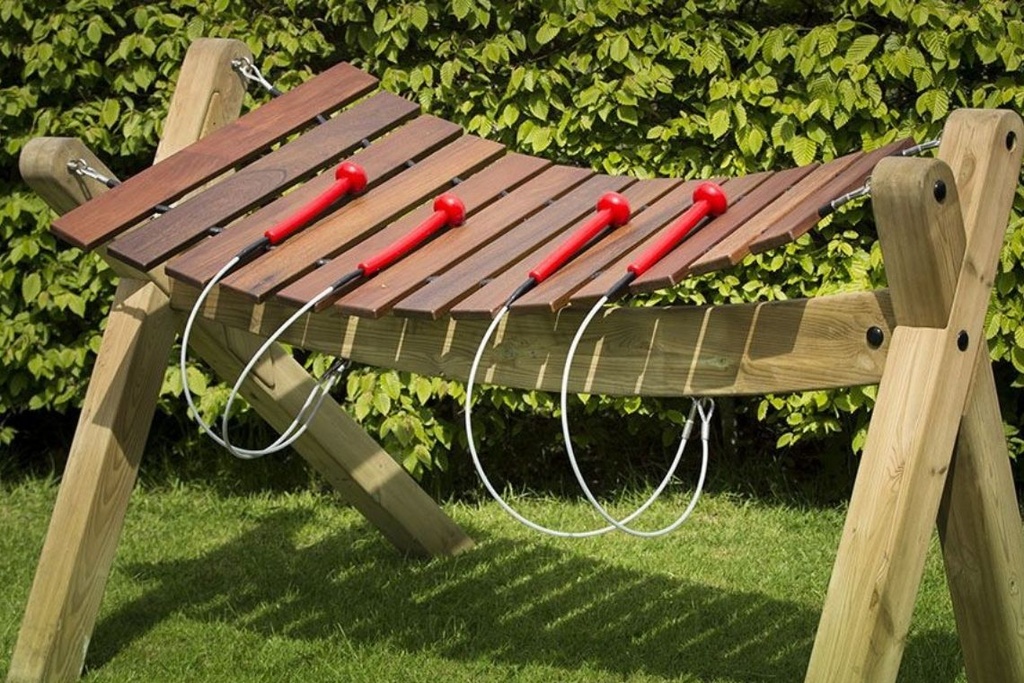 Akadinda (con palo infisso su terra)