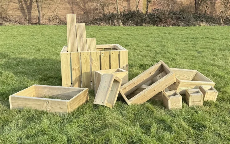 Cassa con blocchi da costruzione