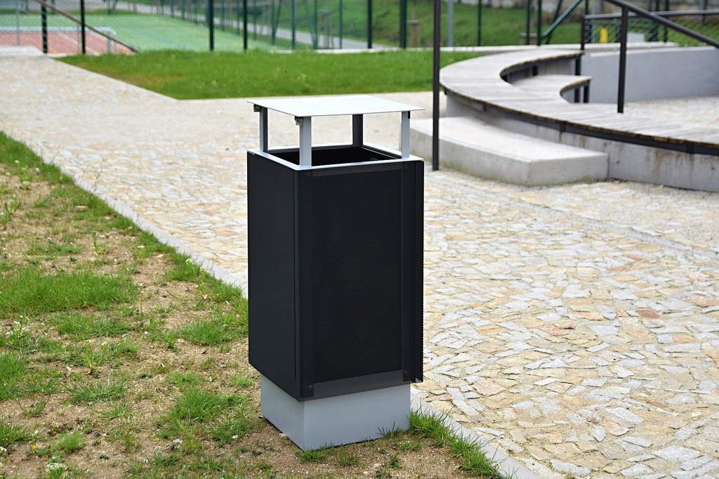 [KBA14b] Cestino BAS 70 litri con tetto / acciaio zincato + verniciato a polvere / lamiera forata