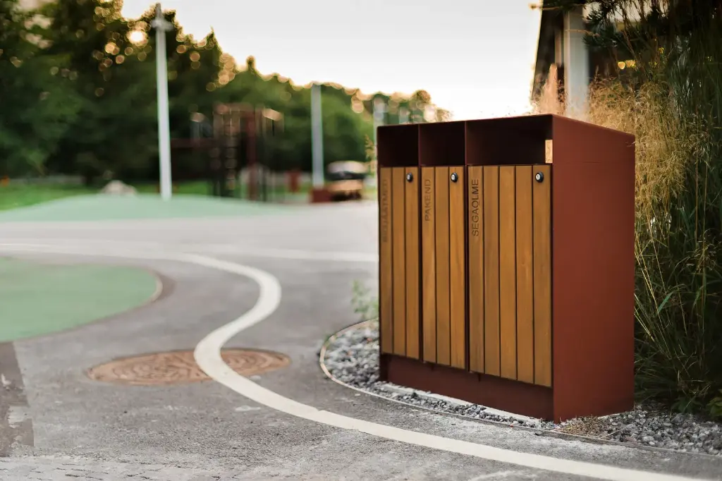 Cestino RAILA per raccolta differenziata con posacenere / acciaio zincato+verniciato a polvere/ legno 