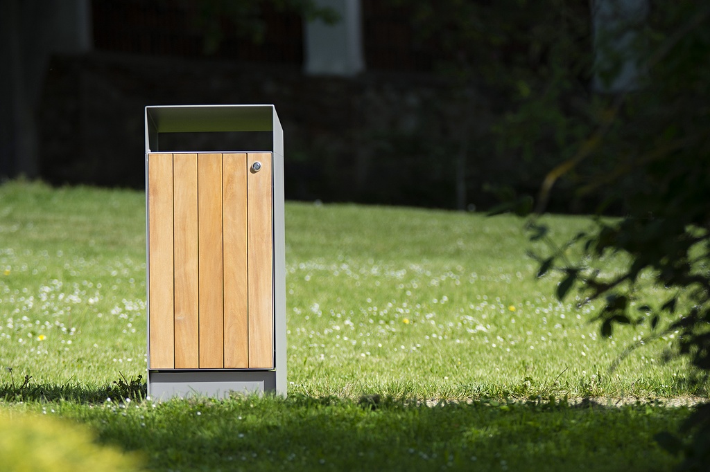 Cestino RAILA / acciaio zincato + verniciato a polvere / acciaio zincato + porta verniciata a polvere /legno