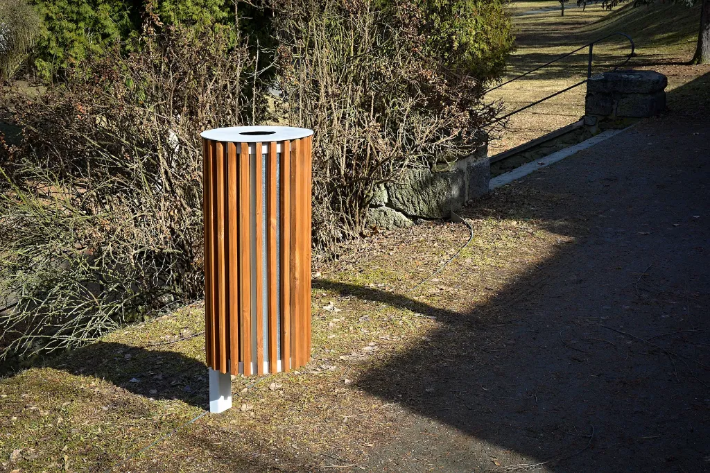 [KZE11b-t_A] Cestino ZET con coperchio / acciaio zincato + verniciato a polvere /in legno tropicale