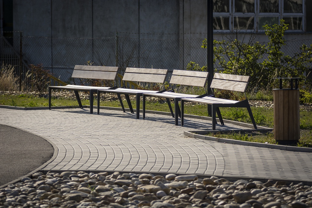 Panchina BERGA 600mm / acciaio zincato+verniciato a polvere / legno tropicale