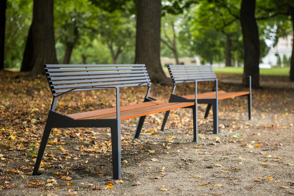 Panchina BERGA con braccioli 600mm / backrest from teel bars / galvanized steel + powder coated / seduta in legno tropicale