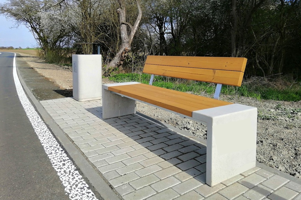 Panchina SIBELA 2400mm / sponde in cemento / acciaio zincato / legno di rovere