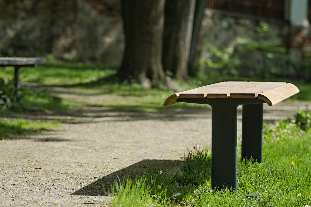 [LNI2b-180t] Seduta NISHA 1800mm senza schienale / ghisa / verniciata a polvere (assi in legno esotico certificato)