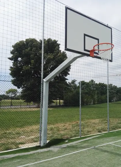 Impianto basket monotubo sez.cm.15x15 con bussole, sbalzo cm.165, con telaio e canestro B671. CERTIFICATO UNI EN 1270