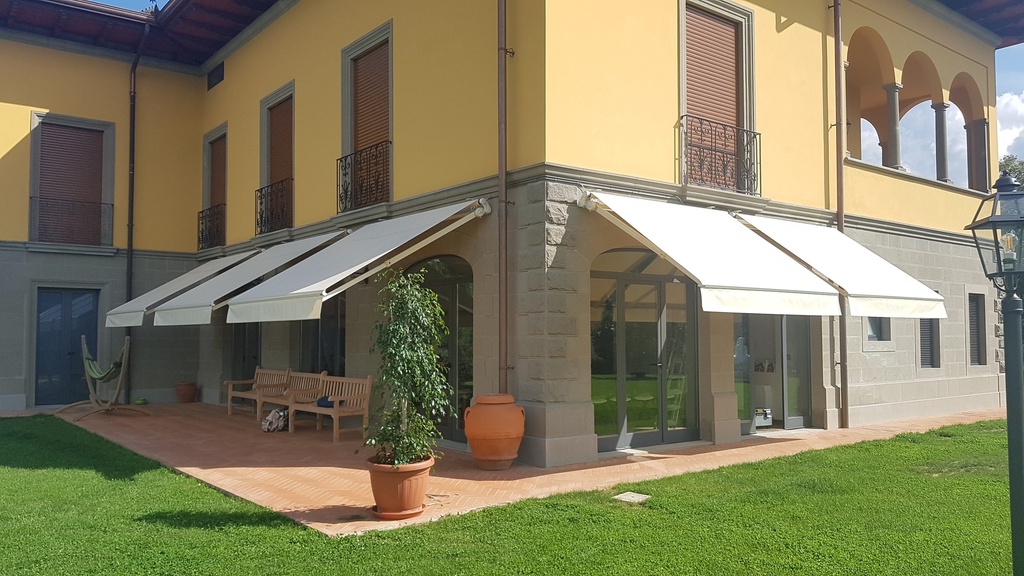 Tenda da sole a bracci estensibili  con copertura in pvc ignifugo 570x300