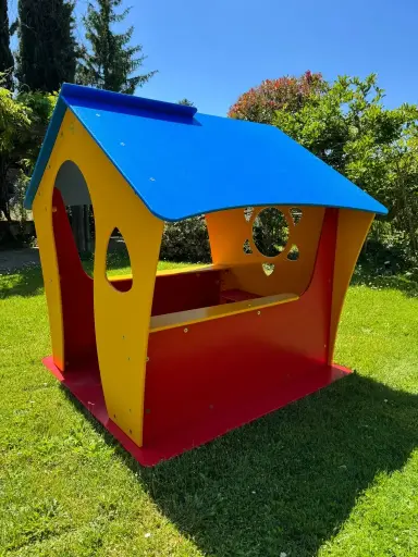 Casetta con seduta e banco vendita